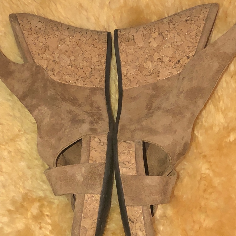 Gorgeous‎ pair of UGG-Hazel wedges - Picture 2 of 7